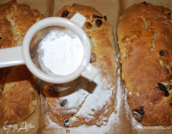 Готовые штоллены сразу смазать растопленным сливочным маслом и обильно посыпать сахарной пудрой.