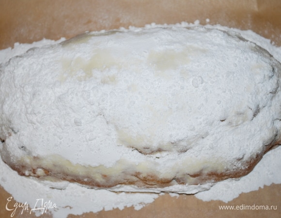 Готовый штоллен в сахарной пудре я упаковываю в пекарскую бумагу, потом — в фольгу и кухонное полотенце. Убираю в прохладное место на 3–4 недели для созревания. За это время он настоится и будет ароматным и вкусным.