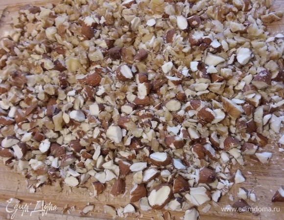 Орехи крупно порубить, подсушить в духовке или обжарить на сухой сковороде, отложить в сторону.