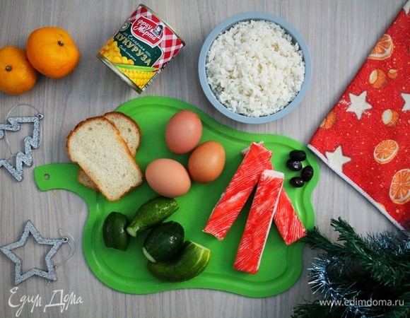 Подготавливаем все ингредиенты. Заранее отвариваем 3 яйца и 150 г риса.