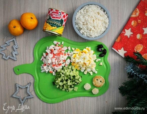 Нарезаем мелким кубиком крабовые палочки и огурцы. Так же измельчаем одно целое яйцо и один белок. Оставшиеся два желтка и белок оставляем для украшения. Из ломтиков белого хлеба вырезаем носик и глазки будущего «поросенка».