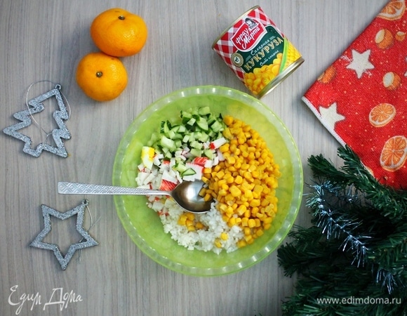 Перекладываем все нарезанные ингредиенты в миску, добавляем отваренный рис и кукурузу ТМ «Фрау Марта».