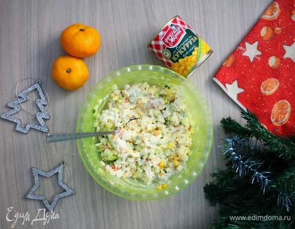 Заправляем салат майонезом, соль и перец добавляем по вкусу.