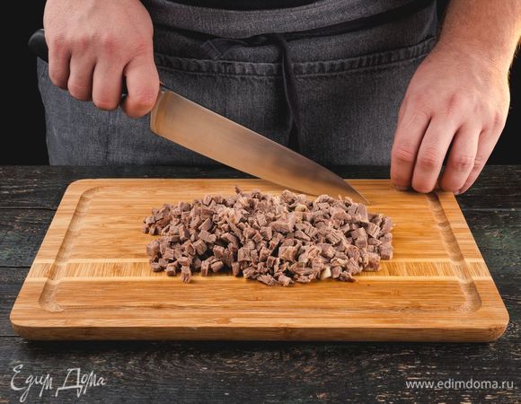 Отварите в подсоленной воде говядину, остудите и нарежьте мелкими кусочками.