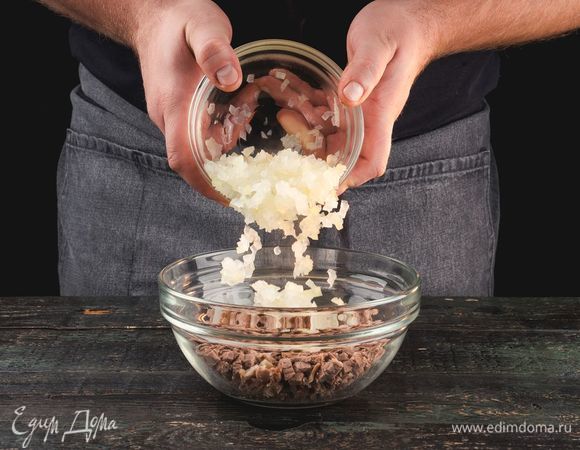 Мелко порубите очищенную луковицу и залейте ее кипятком, чтобы ушла горечь. Затем слейте жидкость и смешайте лук с говядиной.