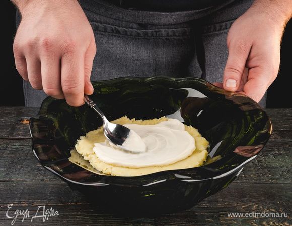 Выложите на блюдо ТМ «Русская палитра» картофель в виде круга, немного утрамбуйте. Сверху смажьте тонким слоем майонеза.