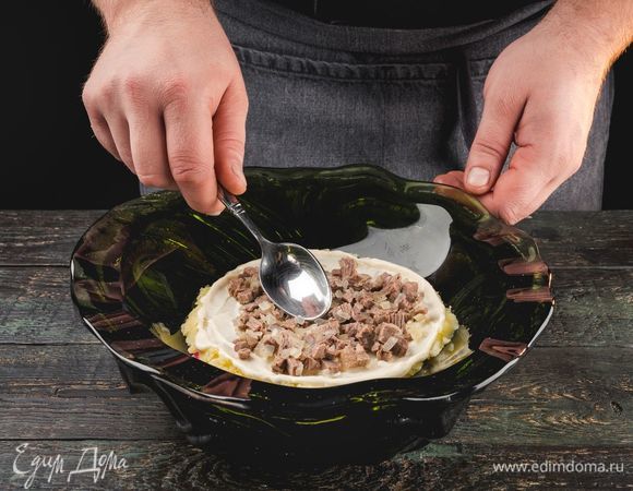 Выложите слой моркови и майонеза, затем — слой мяса с луком и майонезом.