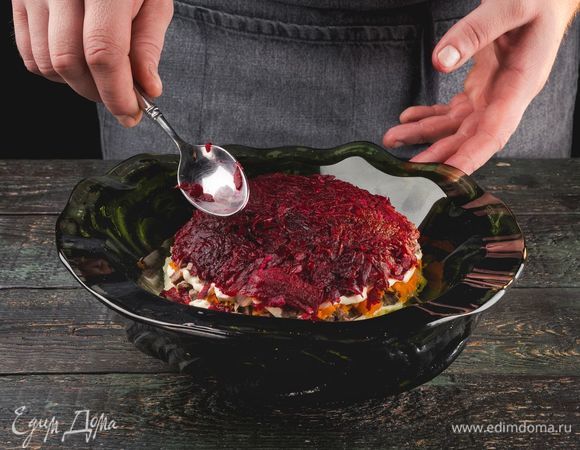 Сверху выложите слой из вареной свеклы, смажьте майонезом.