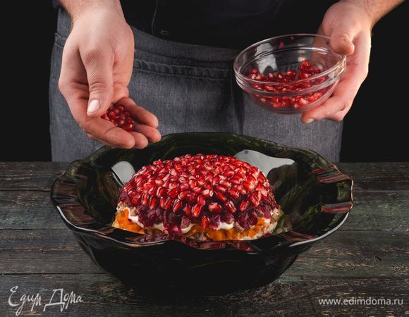 Сверху посыпьте салат зернами граната и поставьте салат в холодильник на 3 часа для пропитки.