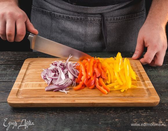 Перец и лук нарежьте тонкой соломкой.