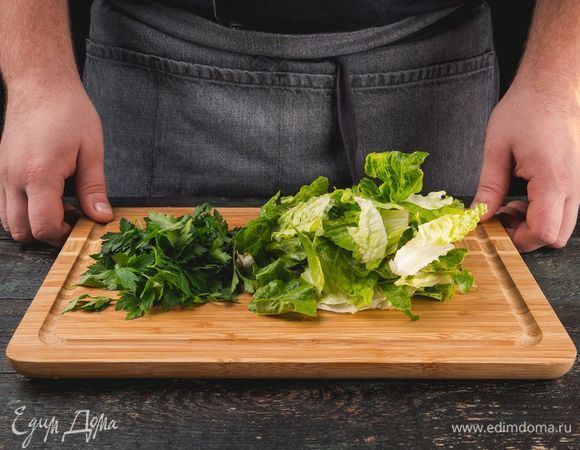 Листья петрушки отделите от стеблей, листья салата крупно нарвите руками.<br />
 