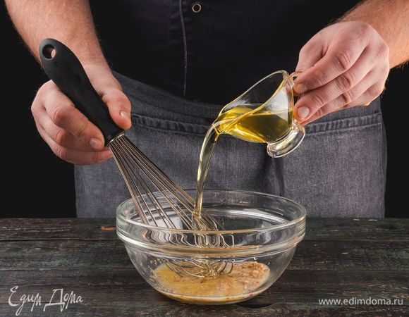 Взбейте венчиком до густоты, постепенно доливая масло.