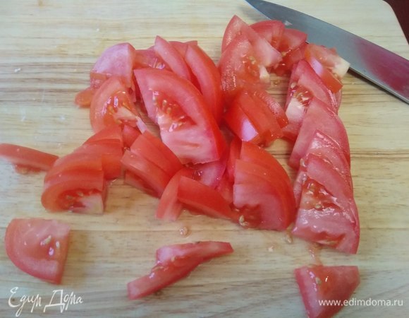 Возьмем кусочек белоснежного адыгейского сыра, пару довольно крупных спелых помидоров, пророщенный маш и консервированную сладкую кукурузу. Ростки фасоли необходимо на пару минут залить горячей водой, затем воду слить. Так они станут еще нежнее! Помидоры нарежем ломтиками.