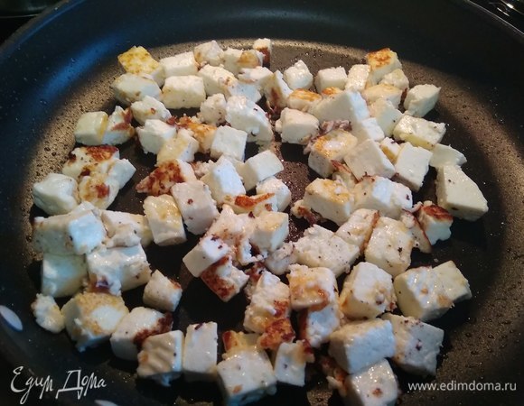 Сыр нарежем кубиками по 2 см и обжарим на небольшом количестве растительного масла.