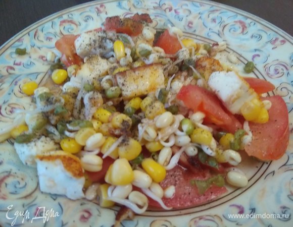 Соединим помидоры, сыр, кукурузу и пророщенный маш. Салат заправляем и тут же начинаем им наслаждаться! Очень вкусно с подрумяненным свежим хлебом.