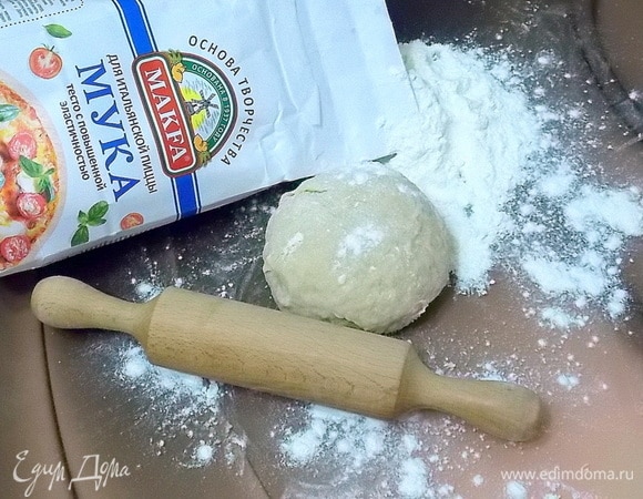 Замесить тесто в течение 5–10 минут. Если тесто будет очень крутым, добавьте чуточку воды.