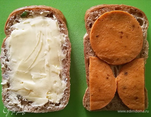 Один кусочек хлеба смазываем сливочным маслом, на другой выкладываем ветчину.