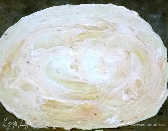 Смазываем поверхность смесью майонеза и томата.