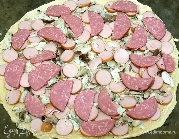 Укладываем на поверхность любые мясные продукты, которые найдутся в холодильнике.