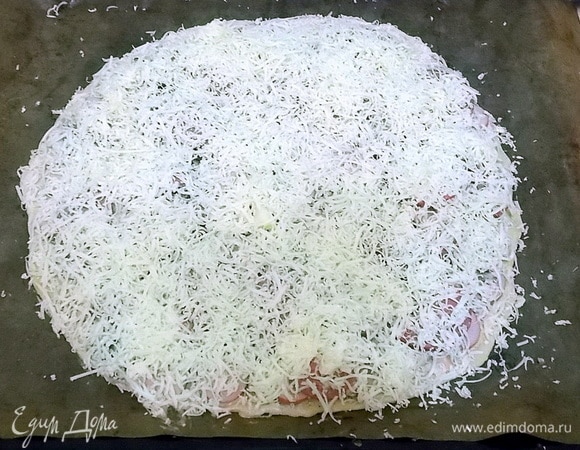 Засыпаем все тертым сыром. Чем больше, тем лучше.