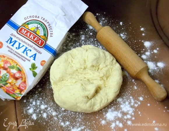 Смешиваем кукурузную муку и муку для итальянской пиццы MAKFA, соль, дрожжи, сахар и вливаем воду. Вымешиваем тесто в течение 10 минут.