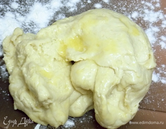 Масло растапливаем, добавляем в тесто и месим еще 10 минут.
