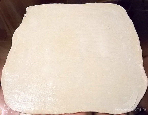 После этого раскатываем тесто в прямоугольник и смазываем полностью маслом.