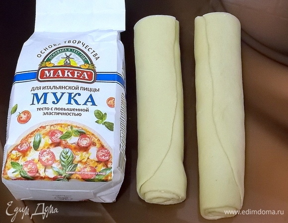 Сворачиваем в рулет, разрезаем пополам, кладем в полиэтиленовый пакет и убираем в холодильник на 1 час. Можно сделать тесто вечером и убрать в холодильник на ночь, а утром готовить пиццу.