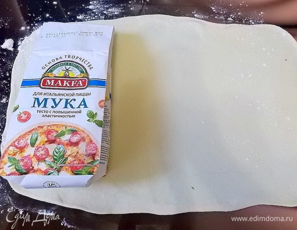 Тесто раскатываем в пласт толщиной 0,5 см.