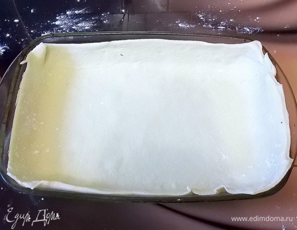 Форму смазываем полностью растительным маслом. Укладываем тесто в форму, плотно прижимая к бортам и дну. Лишнее тесто срезаем. Вообще, форма должна быть круглая с высокими бортами, это визитная карточка этой пиццы. Но у меня такой не нашлось, а очень хотелось попробовать, поэтому я взяла квадратную.