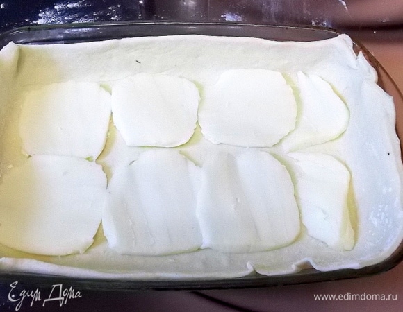 Режем моцареллу и укладываем на тесто.