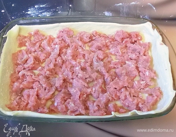 Фарш немного посолить и выложить на сыр.