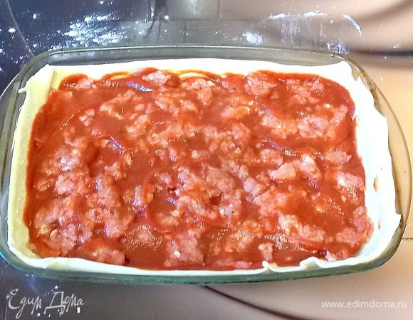 Добавьте в томаты соль, сахар, приправы по вкусу. Нанесите на поверхность фарша.