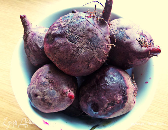 Свеклу отварить или запечь в духовке. Я это делаю сразу на несколько блюд.