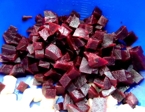 Свеклу порубить мелким кубиком.