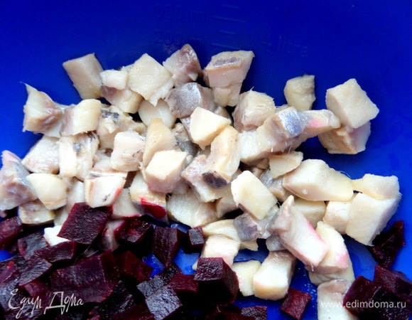 Селедку тоже мелко нарезать.