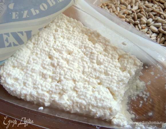 Раскрошить спрессованный творог или брынзу. Здесь творог 0,5%, но это непринципиально.