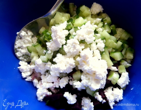 Добавить в состав нарезанные овощи и творог.