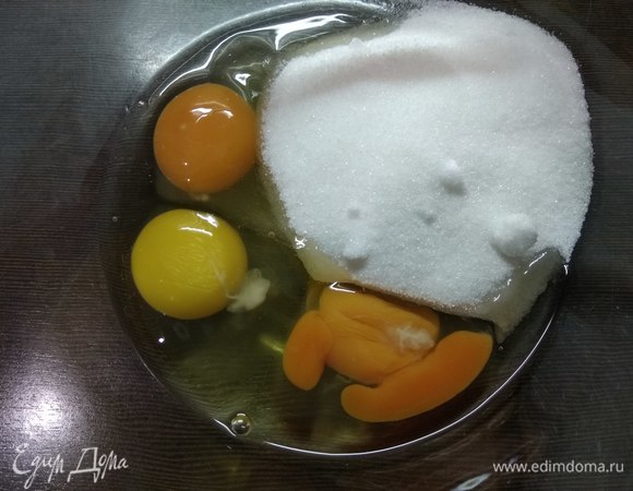 Ставим духовку разогреваться до 180°C. Взбиваем яйца с сахаром и солью в пышную пену.