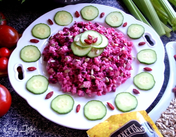Выкладываем салат на тарелку.
