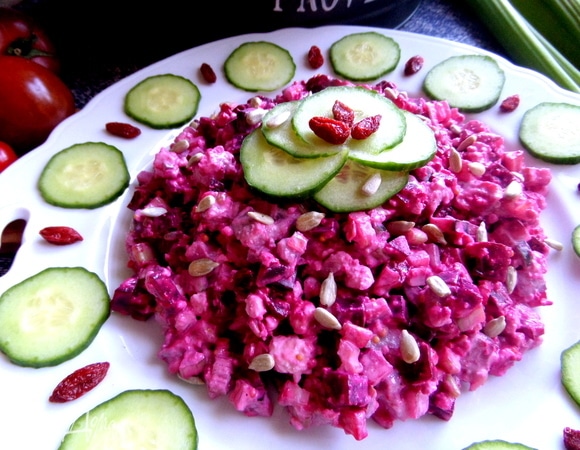 Верх посыпаем ягодами годжи и украшаем кружочками огурца.