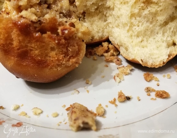 Снизу — зажаристое тесто, сверху — хрустящие карамельные орешки (у меня смесь грецких орехов и миндаля).