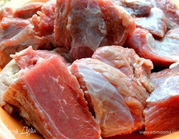 Нарезаем телятину крупными кусками и обваливаем в смеси соли и перца. Обжариваем мясо на растительном масле до румяности.