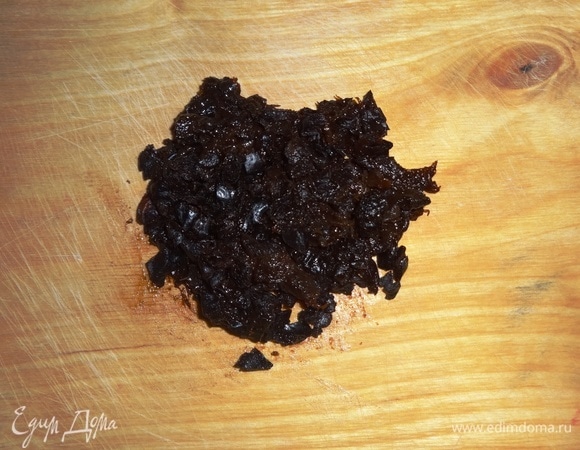 Откинуть чернослив на дуршлаг, дать воде полностью стечь. Обсушить чернослив бумажным полотенцем и мелко нарезать.