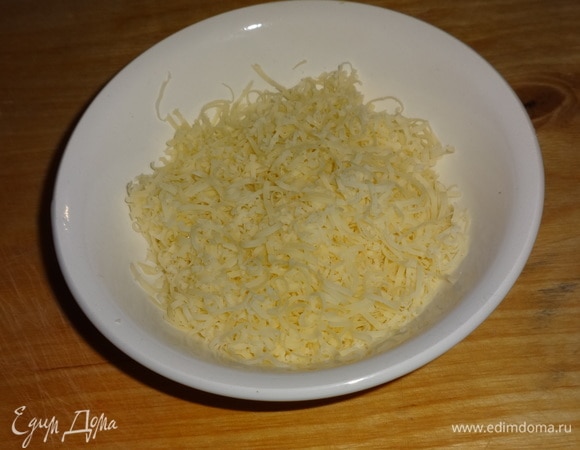 Сыр натереть на мелкой терке.