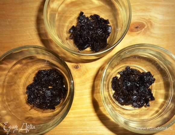 Начинаем сборку салата. На дно стаканов выложить слой чернослива.