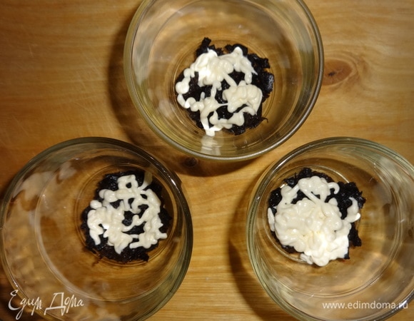 Выдавить на чернослив сеточку из майонеза.