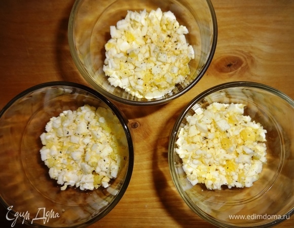 Измельченные яйца немного посолить, перемешать, выложить в стаканы следующим слоем. Сверху немного поперчить.