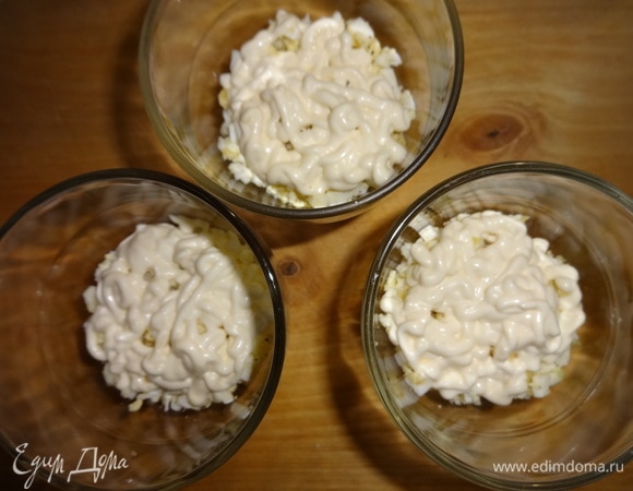 Далее — опять слой майонеза.