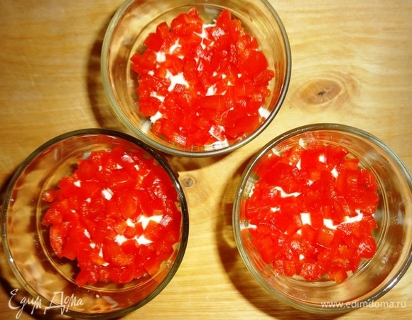 Выложить слой красного болгарского перца.